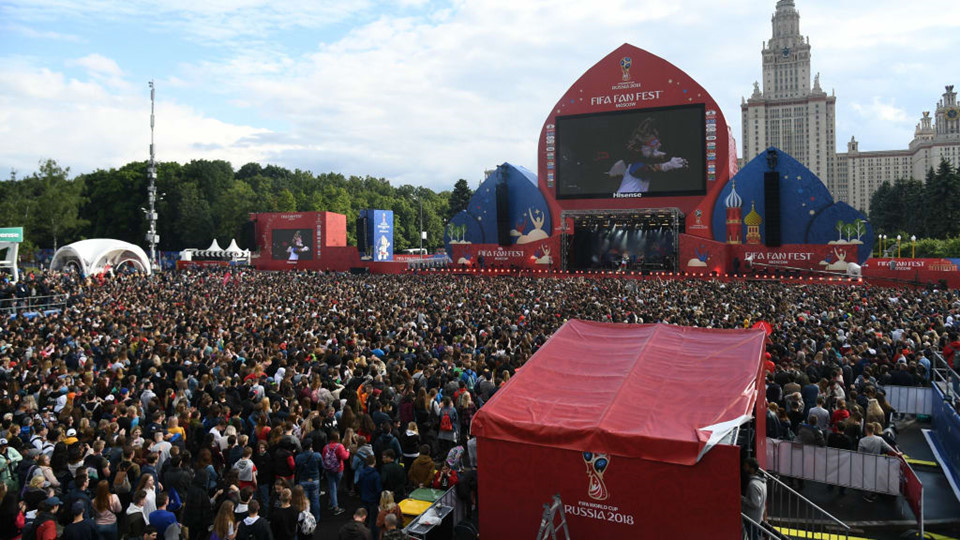 Thời gian trái bóng World Cup 2018 mang tên Telstar 18 lăn trên các sân cỏ nước Nga chỉ còn được tính bằng giờ và mọi thứ ở xứ sở Bạch Dương đã sẵn sàng với sự kiện bóng đá tầm cỡ thế giới này.