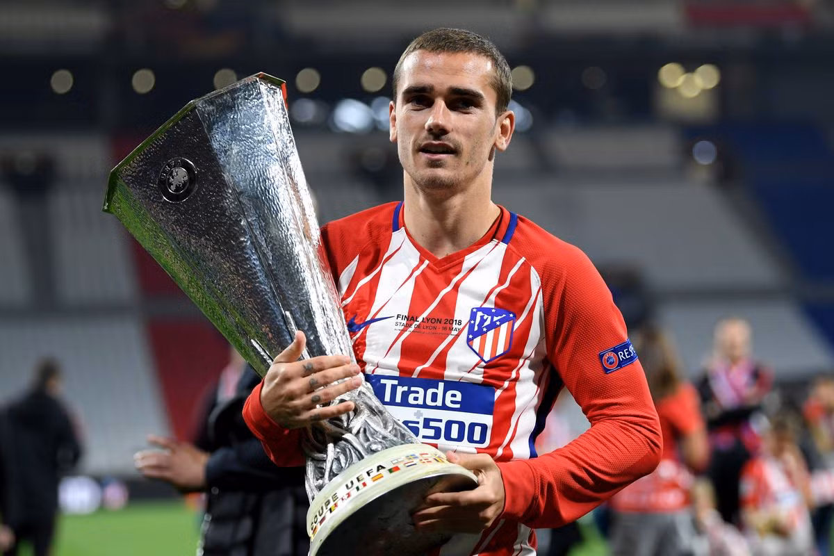 Chuyển nhượng cầu thủ từ El Pais, Antoine Griezmann sẽ không gia nhập Barca, mà tiếp tục gắn bó với Atletico thêm ít nhất một mùa giải nữa.