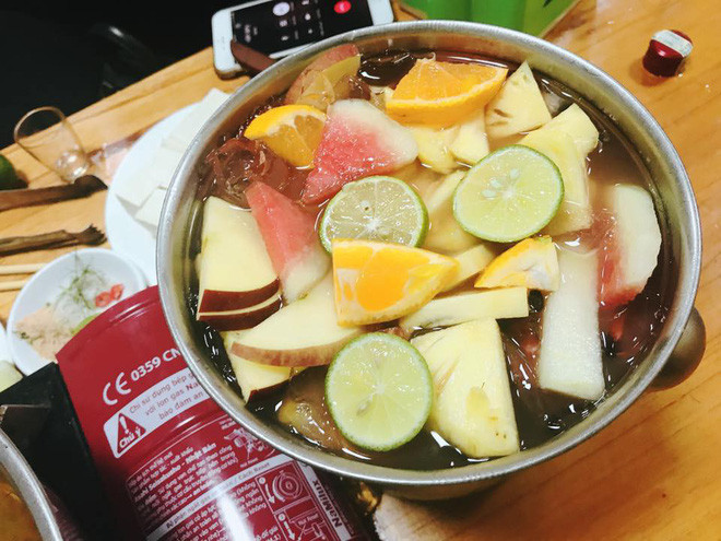 Bên trong nồi rượu hoa quả gây sốt mạng này có thể nhìn thấy rất nhiều thứ như dưa hấu, chanh, bên ngoài còn có cả đĩa chôm chôm và nhãn. Điều đặc biệt là màu của rượu có vẻ không ổn, nhiều người bình luận rằng nhìn giống nồi nước lẩu chứ không phải rượu.