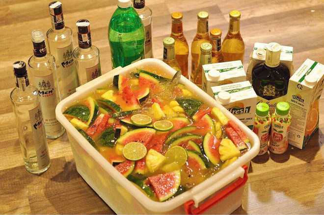 Mới đây, một thành viên có nickname Vương Hiệu đã đăng lên group một nồi rượu hoa quả tự làm khiến cư dân mạng hoang mang vì nó không giống với những rượu hoa quả được đăng lên mạng trước đây.