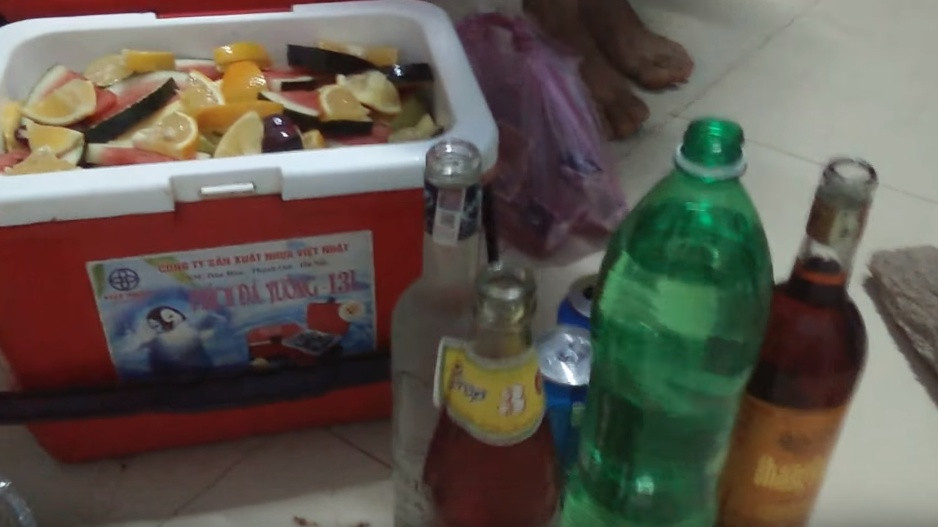 Phía dưới phần bình luận, nhiều bạn trẻ đã đăng những thùng rượu hoa quả rất bắt mắt và có vẻ ngon hơn của chủ nhân bài viết khiến cư dân mạng lại một phen cười không nhặt được mồm.