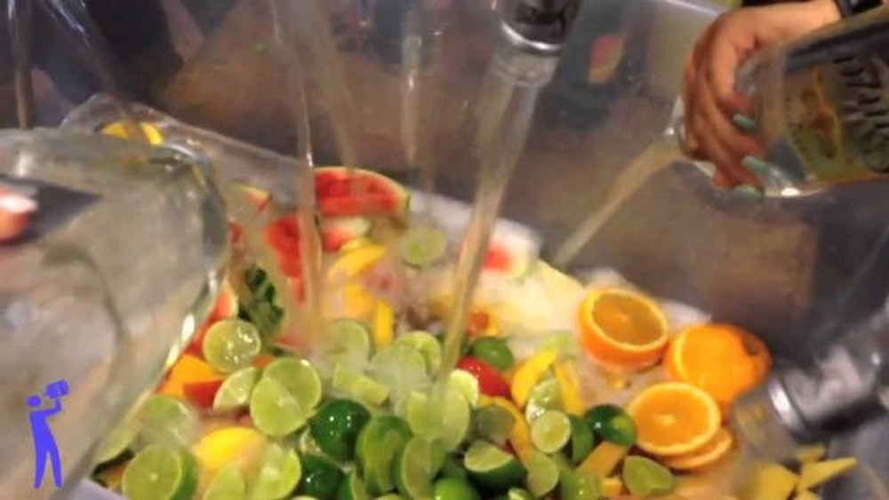 Vậy nên, các bạn trẻ cần phải rất cẩn trọng trong việc sử dụng loại rượu pha hoa quả tự chế trên để bảo vệ sức khỏe của bản thân cũng như bạn bè.