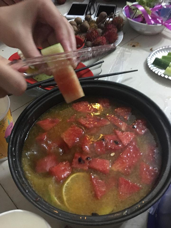 Khi pha như thế này, rượu uống sẽ nhẹ nhàng hơn, công thức pha cũng khá đơn giản và dễ thực hiện, với các nguyên liệu là rượu với hoa quả, nước ngọt có ga được trộn đều theo tỉ lệ nhất định, ướp với đá và có thể sử dụng ngay sau đó. Công thức này được chia sẻ rầm rộ trên mạng và rất nhiều bạn trẻ làm theo.