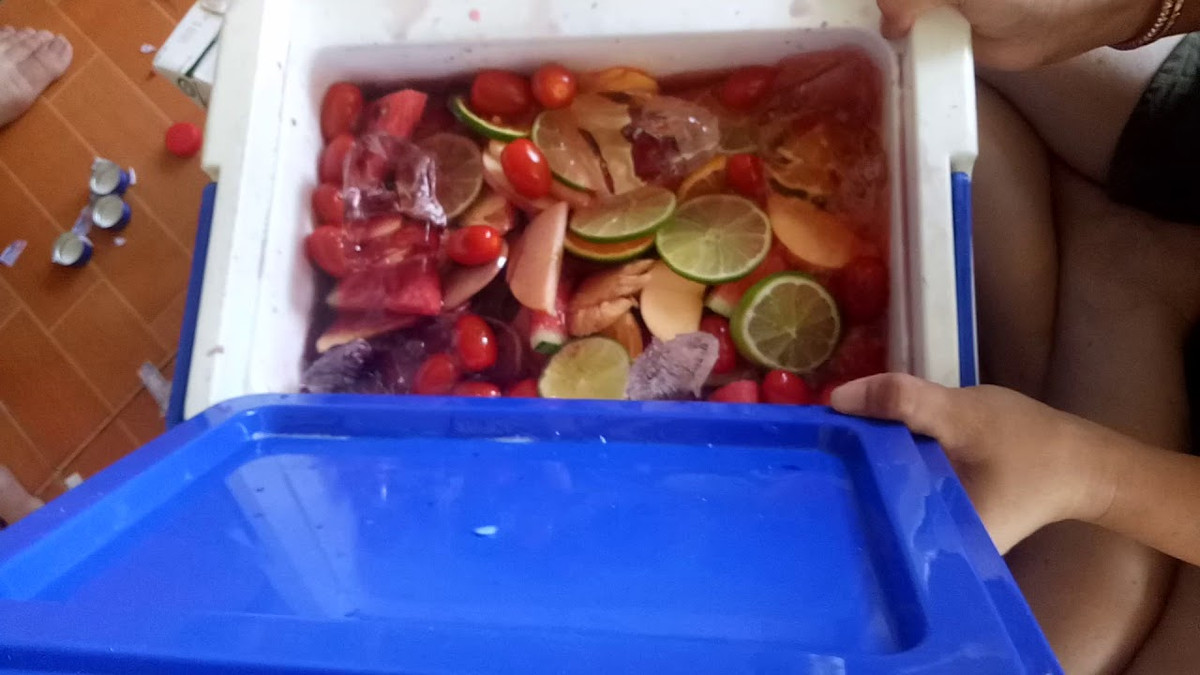 Sau đó rất nhiều dân mạng đã khoe những bức ảnh nồi rượu hoa quả được pha đẹp mắt của mình và gửi lời chia buồn với những bạn trẻ thực hiện không thành công.