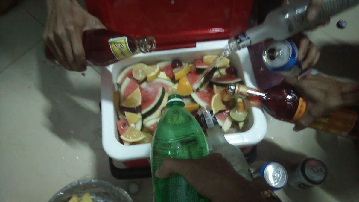 Sau khi đăng lên Facebook, bài viết đã thu hút sự chú ý của cư dân mạng và nhận được hàng nghìn bình luận. Đa phần mọi người đều tỏ ra ái ngại với nồi rượu hoa quả có màu không được đẹp này, nhiều người còn cho rằng trong nồi còn có cả váng mỡ.