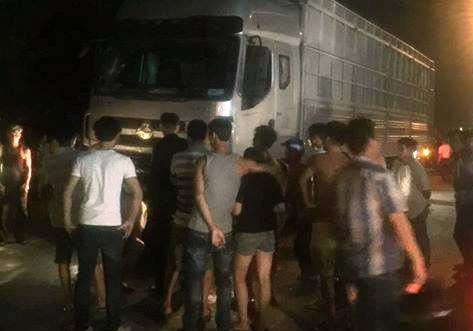 Dung xe cuu nguoi bi tai nan, nhom nguoi bi xe tai tong truc dien