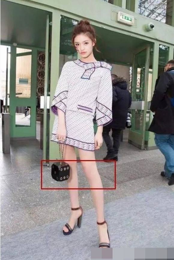 và "Mỹ nhân ngư" Lâm Duẫn cũng mắc lỗi photoshop tương tự.