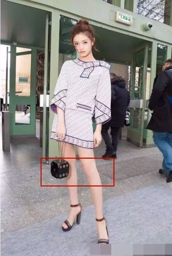 và "Mỹ nhân ngư" Lâm Duẫn cũng mắc lỗi photoshop tương tự.