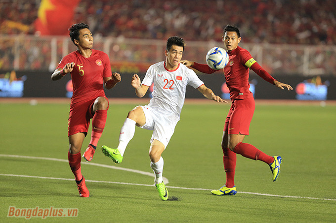 Nhận bàn thua thứ 2, tâm lý thi đấu của đội bóng xứ vạn đảo càng trở nên nặng nề, mỗi đợt lên bóng của các cầu thủ áo đỏ đều dễ dàng bị bẻ gãy. Ngược lại, dù khoảng cách đã là 2 bàn nhưng các cầu thủ bên phía U22 Việt Nam không tỏ ra chủ quan một giây nào. Cự ly đội hình và kỷ luật trong phòng ngự của đội bóng áo trắng vẫn tỏ ra vô cùng chuẩn mực. Ảnh: Bongdaplus