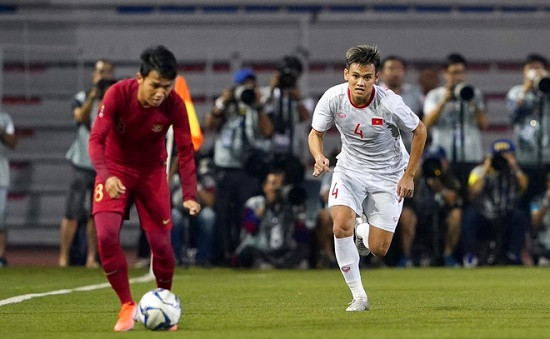 Cả U22 Việt Nam và U22 Indonesia đều rất quyết tâm trong trận chung kết môn bóng đá nam tại SEA Games 30. Khởi đầu trận đấu, các cầu thủ đến từ xứ Vạn đảo là đội chơi chủ động hơn với các tình huống tấn công từ hai bên cánh nhưng đều bị hàng phòng ngự bên phía U22 Việt Nam dễ dàng hóa giải.