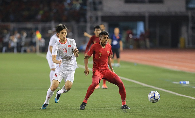 Sau khi nhận bàn thua, các cầu thủ Indonesia tràn lên hòng tìm bàn gỡ, nhưng đều bị Văn Toản hóa giải thành công. Hiệp một kết thúc với lợi thế nghiêng về đội tuyển U22 Việt Nam.