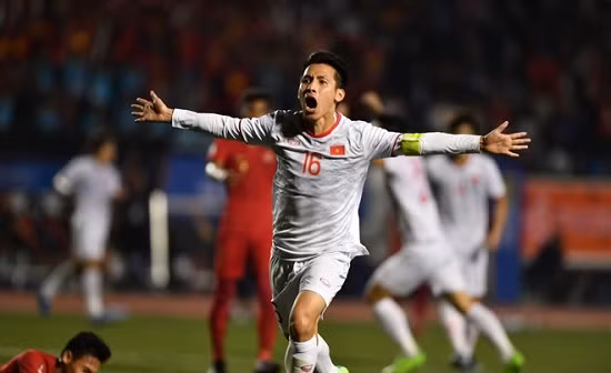 Rồi điều gì đến cũng phải đến. Phút 59', sau một tình huống phản công như thế, từ đường chuyền của Tiến Linh, Hùng Dũng băng lên từ tuyến hai tung ra một pha đặt lòng cực kỳ hiểm hóc nhân đôi cách biệt cho U22 Việt Nam.