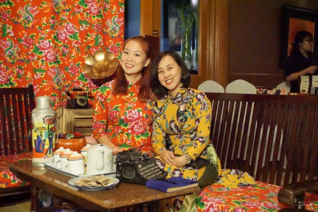 Hội cưới lớn nhất Hà Thành lần này không có những sảnh tiệc rực rỡ hoành tráng, trang trí cưới chỉ cần bức vách dán giấy thủ công đính tên cô dâu, chú rể thôi mà vẫn đậm chất nghệ thuật.