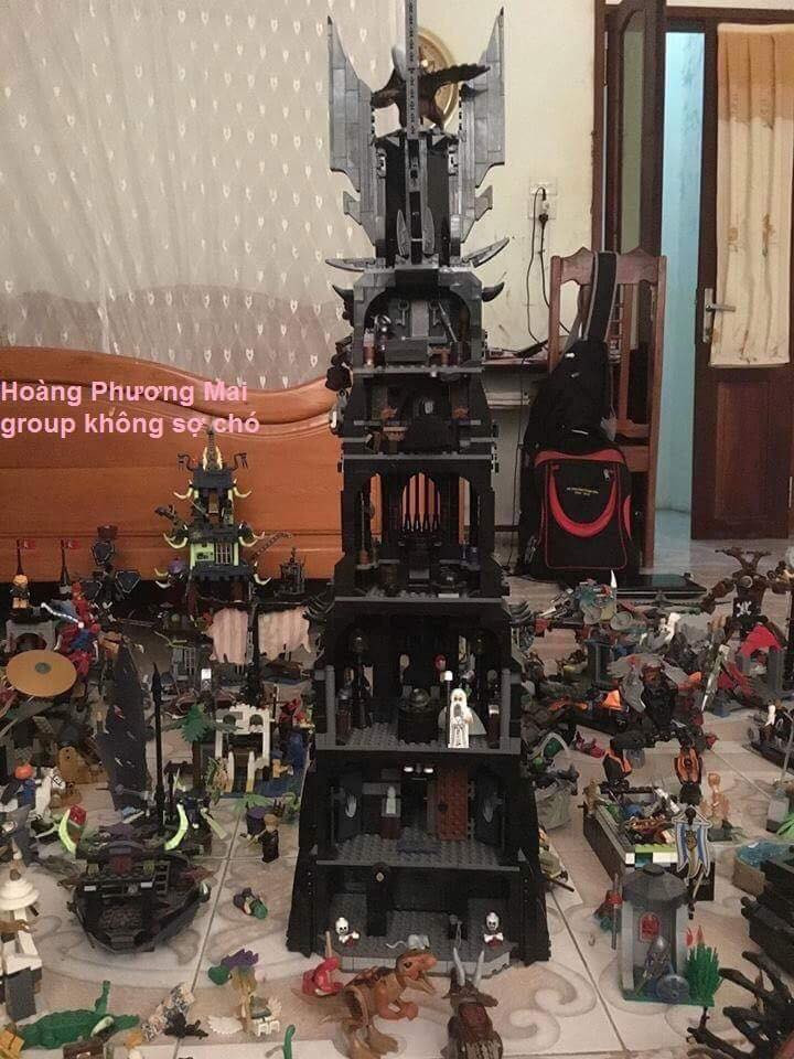 Chứng kiến bộ sưu tầm đồ chơi Lego của em trai Phương Mai, nhiều người không khỏi hoa mắt với một sàn nhà phủ kín đồ chơi xếp hình.