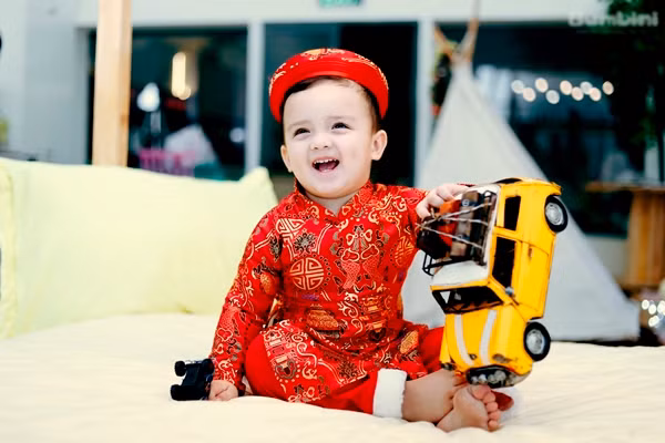 Gương mặt lai Tây điển trai của cậu bé có mẹ là người Việt, bố là người Đức nhận được nhiều lời khen từ cư dân mạng, đặc biệt là các bạn nữ. Nhiều dân mạng còn tếu táo trêu cậu bé này rằng: "Lớn nhanh cô chờ".