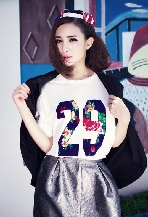 Kelly Nguyễn vốn mê tóc dài là thế nhưng cũng quyết định mạnh tay cắt phăng để f5 hình ảnh. kiểu tóc ôm sát giúp gương mặt của cô nàng trông đầy đặn, đáng yêu hơn.