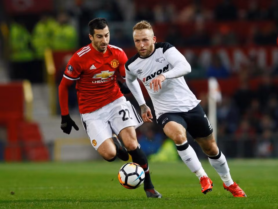 Nhiều khả năng Mkhitaryan vẫn sẽ tiếp tục ở lại Manchester cho đến hết mùa giải này, vì giá trị anh quá cao khiến nhiều đội bóng muốn có sự phục vụ của tiền vệ Armenia không thể kham nổi.