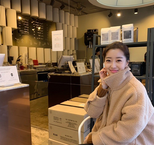 Lee Jae Eun có sở thích đặc biệt với thể thao, ngoài là một MC trong các bản tin thời sự, cô còn thường xuyên tham gia dẫn các chương trình thể thao và giải trí trên MBC.