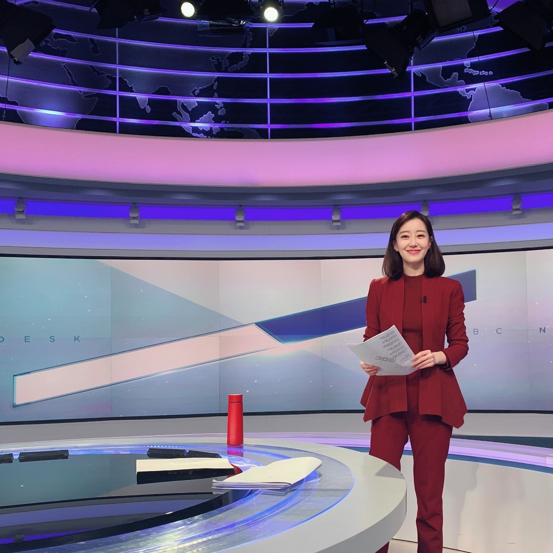 Nữ MC lập tức khiến người ta tò mò về danh tính của mình. Theo tìm hiểu, cô gái đó là Lee Jae Eun, đây là lần đầu tiên cô tới Việt Nam.