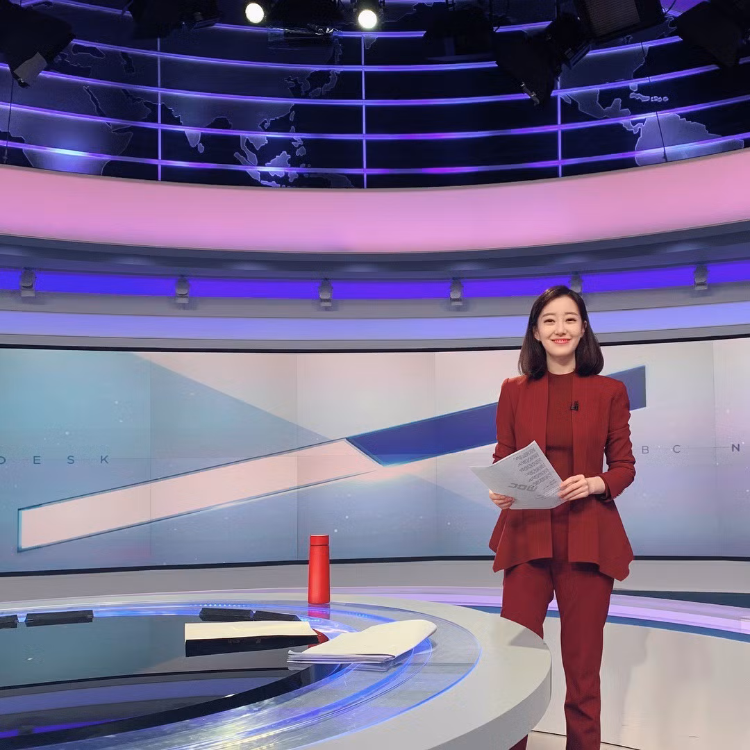 Nữ MC lập tức khiến người ta tò mò về danh tính của mình. Theo tìm hiểu, cô gái đó là Lee Jae Eun, đây là lần đầu tiên cô tới Việt Nam.