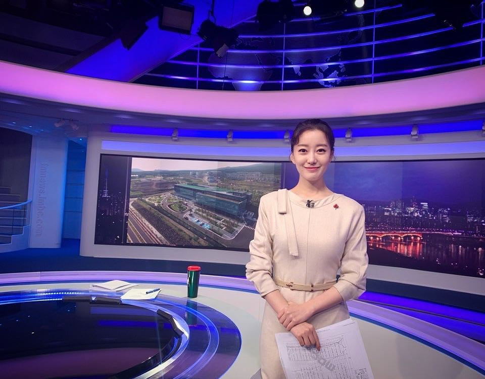 Hình ảnh đường phố Hà Nội sống động ngay sau lưng các MC của hãng thông tấn Hàn Quốc khiến dân tình không khỏi xuýt xoa với cái cách mà "truyền hình nhà người ta" tác nghiệp.