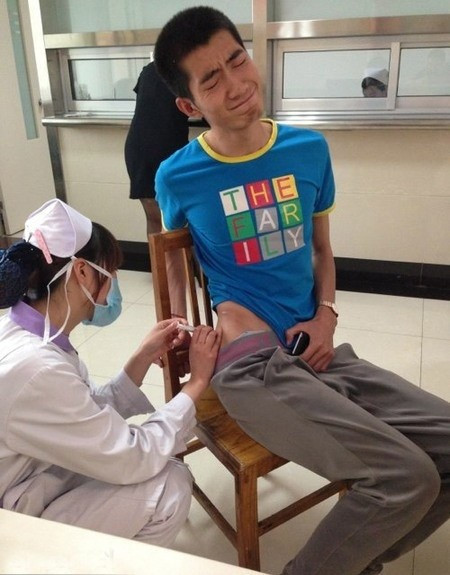 Tưởng rằng khi đi tiêm, các chàng soái ca sẽ hùng dũng và oai phong như khi họ xuất hiện. Thế nhưng tất cả đều nhầm, tâm trạng sợ sệt và khuôn mặt biểu cảm của các chàng khiến những người xung quanh phải phì cười.