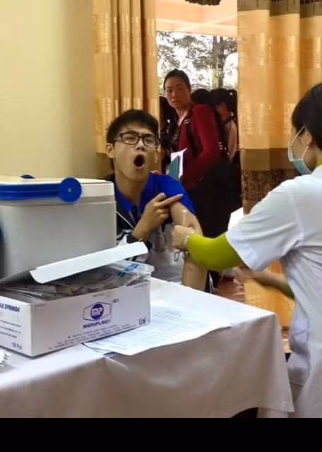 "Á, á, chị y tá xinh đẹp ơi nhẹ tay thôi, em mỏng manh dễ vỡ lắm!", một thành viên "nhập vai" nhân vật.