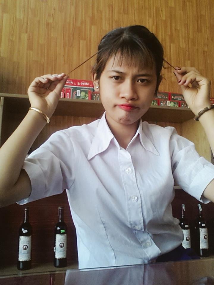 Mới đây trên mạng xã hội, những hình ảnh các bạn gái khoe tóc mái được mình tự cắt đã mang đến cho dân mạng những tiếng cười sảng khoái bởi đa phần "thành phẩm" đều có độ dài không bằng nhau, thậm chí còn khá lởm chởm.