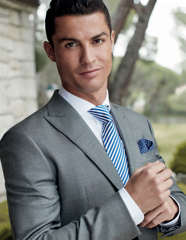 Vẻ ngoài điển trai của Ronaldo khiến anh có một cuộc sống ngoài đường pitch khá bận rộn: Là người mẫu ảnh cho nhiều tạp chí lớn, thường xuyên được mời đóng quảng cáo. Tài năng, giàu có, điển trai, không ngạc nhiên khi CR7 được rất nhiều fan nữ trên toàn thế giới ái mộ.