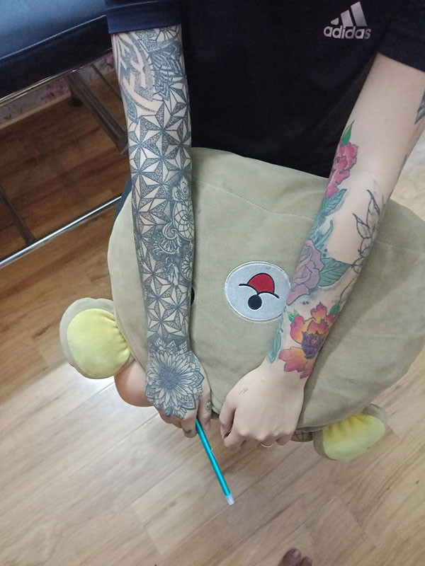 Thấy con gái có hình xăm lớn của tay, mẹ của Phụng chỉ lắc đầu ngao ngán và không nói gì thêm. Họ hàng hay tin thì khuyên Phụng nên xóa đi. Cô gái này vẫn một mực giữ lại.