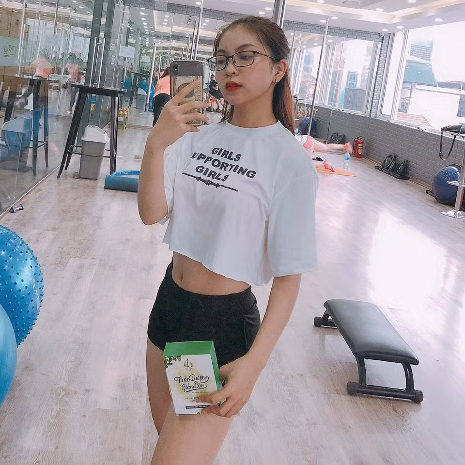 Chính sự bất hợp lý đến khó hiểu này đẩy Nhật Lê vào bão mạng, thu hút không ít chỉ trích của cộng đồng mạng. Những tưởng mọi chuyện chỉ dừng lại ở chỉ trích nhưng mới đây, dân mạng lại đồng lòng đòi tẩy chay cô nàng bạn gái tuyển thủ U23 Việt Nam vì cho rằng cô đang PR bán hàng không hề có tâm một chút nào.