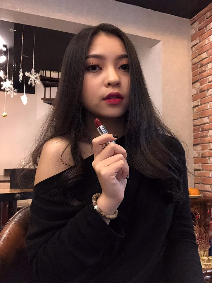 Cô nàng này vẫn tiếp tục đăng tải những hình ảnh pr cho sản phẩm của mình trên trang cá nhân như chưa có chuyện gì xảy ra.