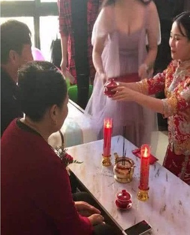 Sau khi được lan truyền trên mạng, bức ảnh này đã thu hút rất nhiều ý kiến nhận xét từ phía cư dân mạng. Phần lớn bình luận cho rằng việc ăn mặc hở hang khi đi dự đám cưới, nhất là đám cưới tổ chức ở quê là một điều rất vô duyên.