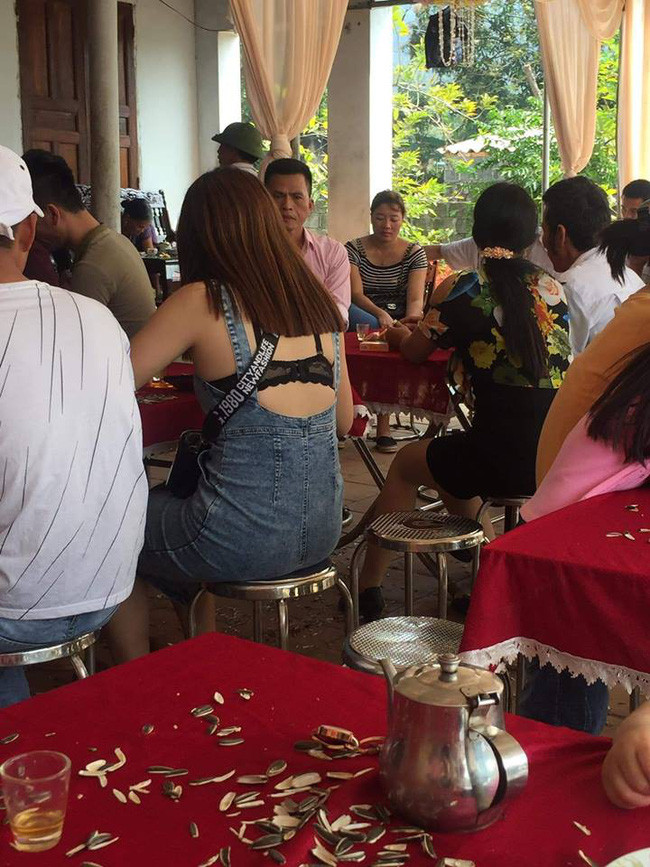 Ngày cưới là ngày quan trọng của các cặp vợ chồng, nhất là đám cưới tổ chức ở quê - nơi có đầy đủ những bậc lão niên và họ hàng cô dâu chú rể. Nên việc ăn mặc quá phản cảm, đặc biệt là các cô gái sẽ khiến họ mất điểm rõ rệt trong mắt người khác.