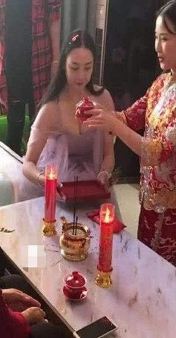 Đặc biệt lại xuất hiện trong một đám cưới nơi thôn quê, trước mặt quan khách 2 họ khiến những người xung quanh phải sượng sùng.