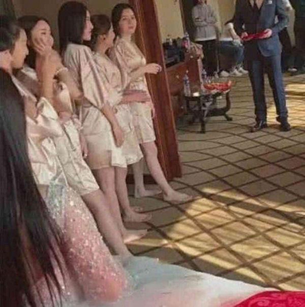 Thông thường, dạng yếm bò này sẽ được kết hợp cùng một chiếc áo phông để tôn lên phần trẻ trung, cá tính. Nhưng không hiểu vì lý do gì, cô gái này lại ăn mặc một cách táo bạo, hở hang như vậy.