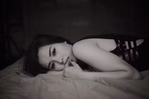 Nhiều khi mưa bão diễn về sốt cao, cô chỉ dám uống một hai viên thuốc để còn tỉnh táo hôm sau đi tiếp. Tiền thù lao được bao nhiêu, cô chắt chiu gửi ông bà để lo cho hai đứa nhỏ.