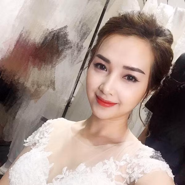 Bà mẹ đơn thân 9X Trần Khánh Ly (SN 1991) từng tốt nghiệp Cao đẳng Múa Việt Nam và hiện giờ đang làm vũ công cho vũ đoàn Emmy chuyên biểu diễn tại các sự kiện và tụ điểm ăn chơi.