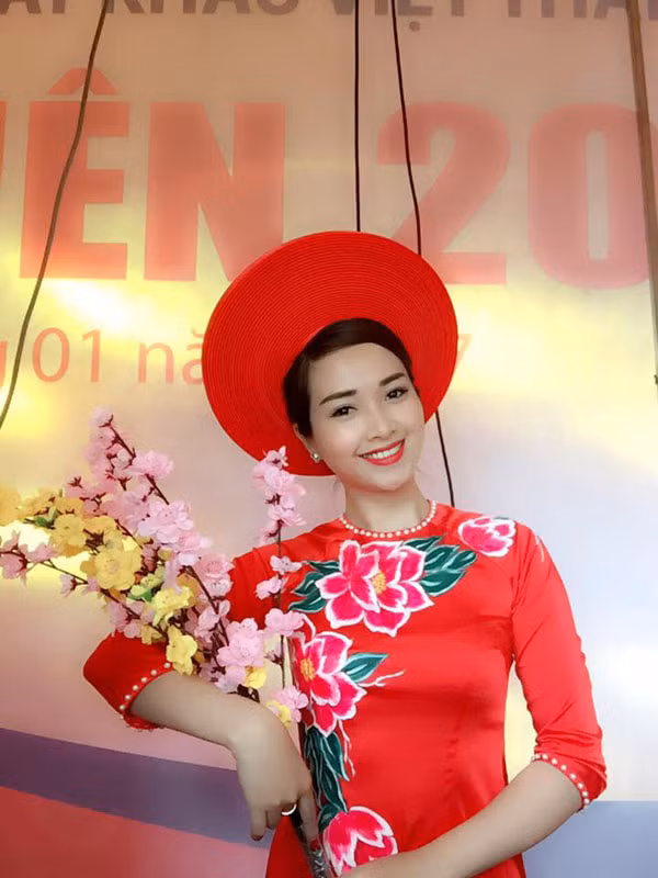 Một mình chăm hai đứa con thơ dại, không có trợ cấp từ gia đình chồng nên Khánh Ly đành phải cắn răng để con cho ông bà ngoại chăm sóc, còn bản thân mình thì lao ra ngoài lăn lộn kiếm tiền.