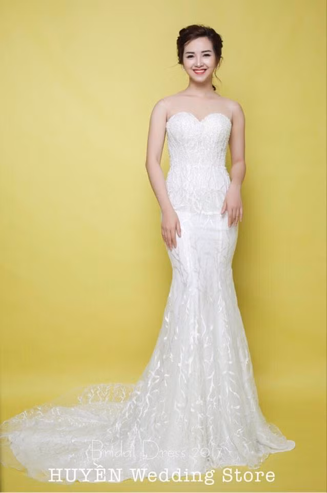 Cuộc đời của Khánh Ly chưa một ngày vui vẻ khi lấy chồng, vũ công xinh đẹp này nhớ lại những ngày khó khăn ấy rằng, sau khi sinh con trai đầu lòng, cô phải tự chăm sóc mình và con. Do con quá to không đẻ thường được nên phải mổ và chính vết mổ bị nhiễm trùng và phải sang nhà ngoại ở. Cũng thời gian đó, chồng cô bắt đầu lao vào những cuộc vui "đỏ đen" khiến kinh tế gia đình đi luôn rơi vào cảnh bấp bênh.