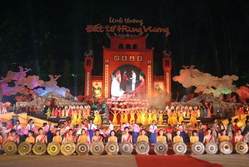 Hội đền Hùng - Phú Thọ được tổ chức vào ngày 10/3 (âm lịch) hàng năm nhằm dâng hương tưởng nhớ các bậc vua Hùng có công dựng nước.