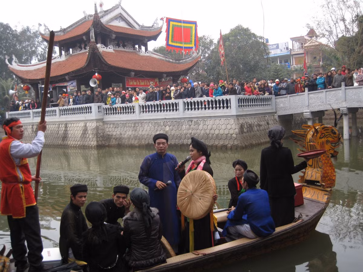 Một điểm du lịch tín ngưỡng nữa thu hút được khách du lịch đó là hội Lim ở Bắc Ninh. Chính hội được tổ chức vào ngày 13 tháng Giêng hàng năm. Hội Lim là một sinh hoạt văn hóa đặc sắc với dân ca quan họ nổi tiếng. Các làng quan họ xung quanh mang liền anh, liền chị tới hát giao duyên, hát đối đáp, thi hát với nhau ở trên bề, dưới bến. Ngoài ra, có nhiều trò chơi dân gian như đấu võ, đấu vật, đấu cờ, đu tiên, thi dệt cửi, nấu cơm.