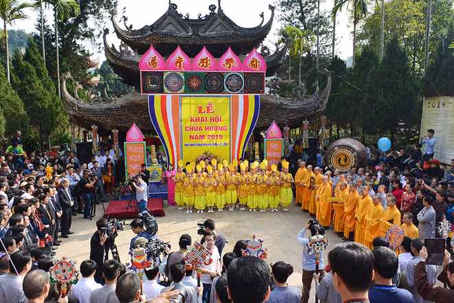 Chùa Hương - Hà Nội là một điểm đi lễ đầu năm quá quen thuộc với du khách thập phương. Lễ hội Chùa Hương bắt đầu từ mùng 6 tháng Giêng đến hết tháng 3 âm lịch. Tuy nhiên, không đợi đến ngày khai hội, người dân tứ phương đến trẩy hội tại đây ngay trong ngày đầu tiên của năm mới.