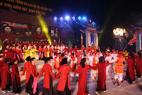 Hội Xoan - Phú Thọ diễn ra tại làng Hương Nha - Phú Thọ. Lễ hội này tưởng nhớ Xuân Nương, một nữ quản tượng tài ba dưới thời Hai Bà Trưng. Tại hội Xoan nhiều trò diễn được trình nghề ở bãi sông như cày, bừa, gánh nước, bán con ngài tắm, bán bông rất hấp dẫn.