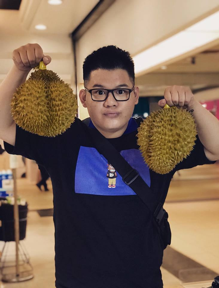 Xuất hiện với clip cùng sự duyên dáng và hoạt bát trong câu từ, Duy Long nhanh chóng trở thành gương mặt được nhiều người chú ý tới và nhanh chóng được phong chức "thánh chửi trên MXH".