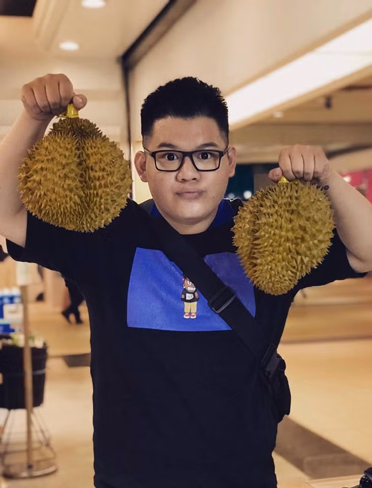 Xuất hiện với clip cùng sự duyên dáng và hoạt bát trong câu từ, Duy Long nhanh chóng trở thành gương mặt được nhiều người chú ý tới và nhanh chóng được phong chức "thánh chửi trên MXH".