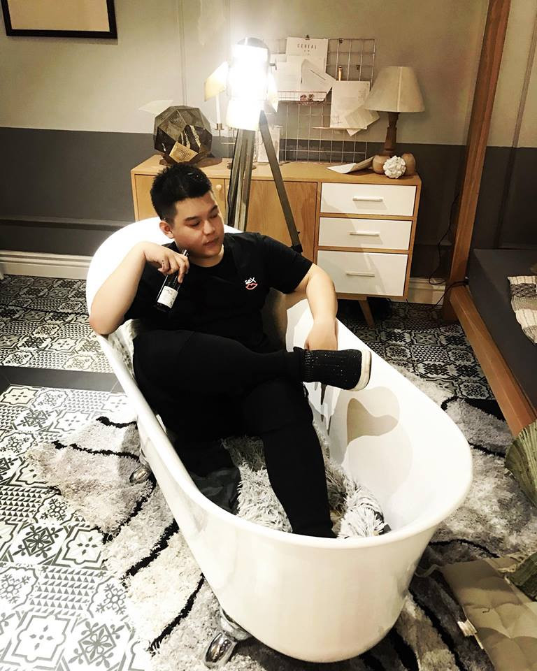 Điểm thu hút người xem đến với những clip của "thánh chửi" Duy Long đó là sự hài hước có đầu tư và rất đúng thời sự.