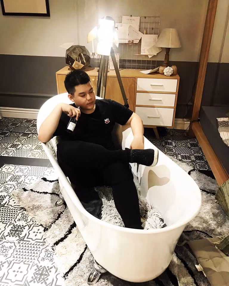 Điểm thu hút người xem đến với những clip của "thánh chửi" Duy Long đó là sự hài hước có đầu tư và rất đúng thời sự.