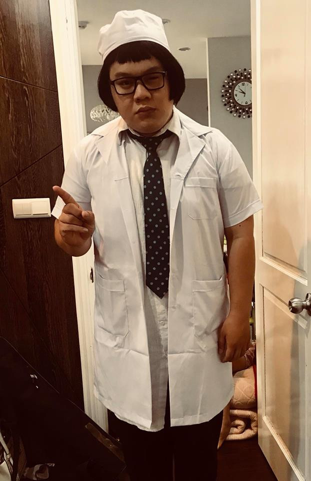 Duy Long tên đầy đủ là Trần Duy Long (SN 1994), anh chàng này hiện là diễn viên của Nhà hát kịch Tuổi trẻ Việt Nam.