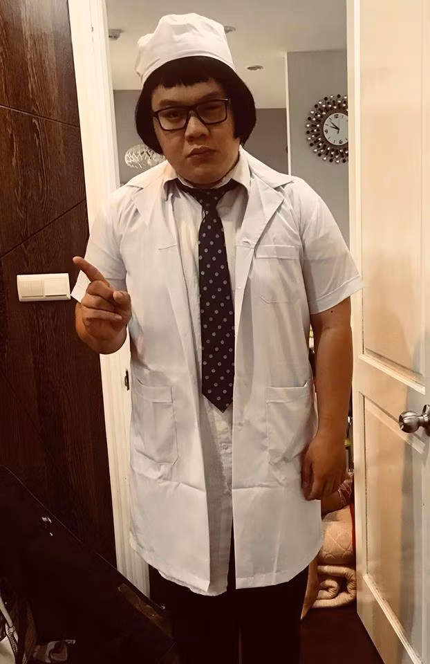 Duy Long tên đầy đủ là Trần Duy Long (SN 1994), anh chàng này hiện là diễn viên của Nhà hát kịch Tuổi trẻ Việt Nam.